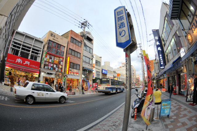 오키나와의 중심도시 ‘나하’ 시 번화가 모습.
