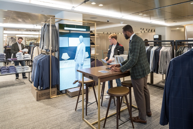 노드스트롬의 뉴욕 남성 의류 매장에서 시연 중인 맞춤 정장 비주얼라이저 Visualizer 시스템. 소비자들은 디지털 스크린을 통해 다양한 디자인과 옷감을 비교할 수 있다.