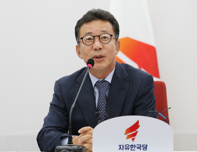 자유한국당 김병준 혁신비상대책위원장이 19일 오후 국회에서 기자회견을 열고 첫 당직자 인선으로 사무총장에 김용태 의원을, 비서실장에 홍철호 의원을 각각 임명했다고 발표했다. 홍철호 비서실장이 임명 소감을 말하고 있다./출처=연합뉴스