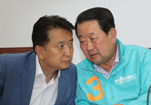 김영환(왼쪽)전 바른미래당 경기도지사 후보가 검찰 조사에 소환됐다. /연합뉴스