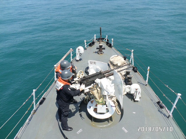 여수해양경찰서 경비함정 117정 대원들이 지난 5월 해상종합훈련에서 해상사격훈련을 하고 있다.   /사진제공=여수해양경찰서