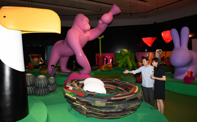 놀이공원 컨셉의 디자인 전시회 '루나파크전'