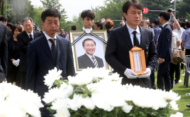 27일 오전 국회에서 고 노회찬 정의당 원내대표의 영결식이 엄수되고 있다.  고인은 서울추모공원에서 화장된 뒤 장지인 경기도 마석 모란공원에 안치됐다./연합뉴스