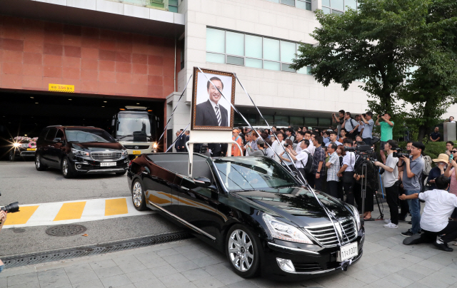 정의당 고 노회찬 의원의 영결식이 국회에서 엄수되는 27일 노 의원의 장의행렬이 서울 세브란스병원 빈소를 나서고 있다./연합뉴스