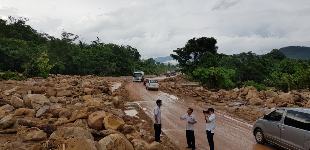 26일 라오스 아타프 댐붕괴 사고현장으로 접근하는 도로 주변이 사고의 여파로 생긴 낙석들로 어지럽혀져 있다./연합뉴스