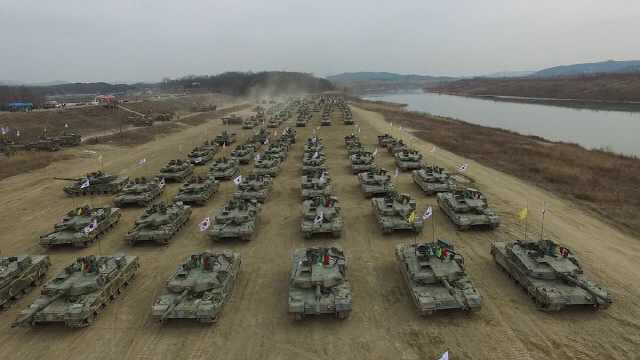 남한강가에서 대규모 기동사열 중인 20기계화보병사단의 전차부대. ‘아시아 최강 사단’이라는 자부심을 가진 20기보사가 부대 명칭을 유지할 수 있을지 주목된다.