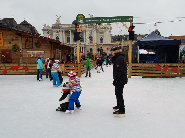 취리히 벨뷰 광장에 스케이트장이 조성돼 아이들이 즐겁게 놀고 있다.