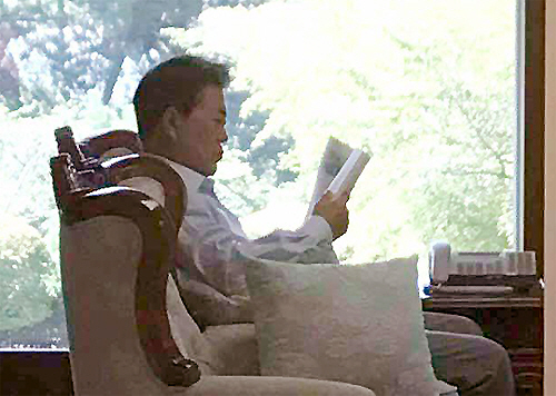문재인 대통령이 지난해 8월 여름휴가 때 휴가지에서 책을 읽고 있다. /청와대 페이스북 캡쳐