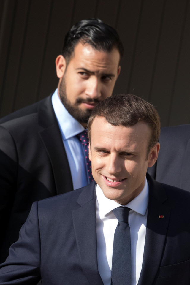 에마뉘엘 마크롱(앞줄) 프랑스 대통령과 그의 본인의 보좌관이자 수행비서였던 알렉상드르 베날라/로이터연합뉴스
