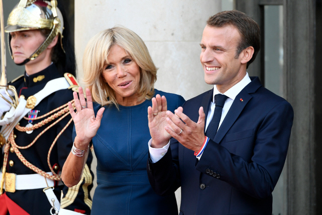 에마뉘엘 마크롱(오른쪽) 프랑스 대통령과 그의 부인인 브리짓 여사/AFP연합뉴스