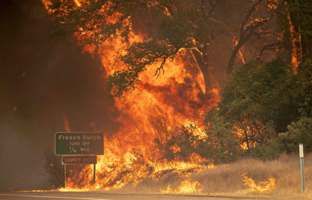 27일(현지시간) 캘리포니아 주 위스키 타운 일대가 대형 산불 ‘카 파이어’로 불타오르고 있다. /사진=연합뉴스