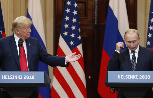 지난 16일 핀란드 헬싱키에서 도널드 트럼프(왼쪽) 미국 대통령과 블라디미르 푸틴 러시아 대통령이 미·러 정상회담 결과를 발표하고 있다. 이 회담에서 트럼프 대통령은 ‘저자세 외교’ 논란으로 미국 내에서 비판을 받았다. /연합뉴스