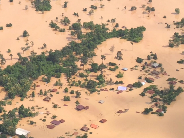 라오스 남동부 아타푸 주에서 SK건설이 건설 중인 세피안-세남노이 수력발전댐 보조댐이 폭우로 인해 무너져 50억 ㎥의 물이 6개 마을에 한꺼번에 쏟아지면서 해당 지역이 물에 잠겼다. /연합뉴스