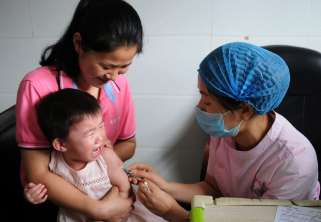 중국 장시성 구주에 위치한 지역 질병 통제 예방센터에서 지난 24일 한 아이가 예방 접종을 받고 있다. /연합뉴스