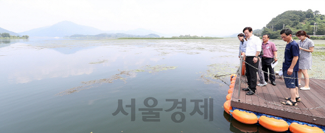 이재명 경기지사가 28일 폭염이 이어지자 수도권 식수원인 팔당호를 살펴보고 있다. /사진제공=경기도청