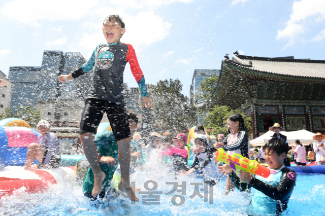 폭염이 계속되는 29일 서울 종로구 견지동 조계사 경내에 마련된 물놀이장에서 여름방학을 맞아 여름불교학교에 참가한 어린이들이 물놀이를 하며 더위를 이겨내고 있다./권욱기자