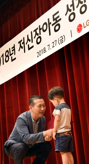 권영수(왼쪽)㈜LG 부회장이 지난 27일 여의도 LG트윈타워에서 저신장아동에게 성장호르몬제를 기증하는 행사를 갖고 있다./사진제공=㈜LG