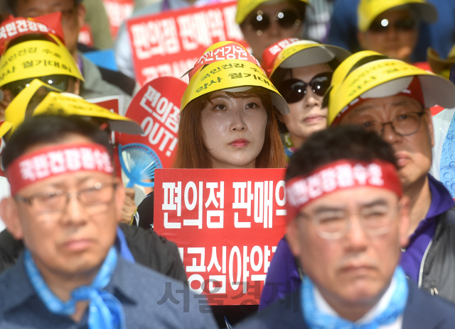 대한약사회 약사들이 29일 서울 청계광장에서 열린 국민건강 수호 약사 궐기대회에서 '편의점 상비의약품 제도를 즉각 폐지하라'는 구호를 외치고 있다. 약사회는 편의점 판매약 확대 저지를 비롯해 기업형 면대약국, 의료기관 내 불법약국 개설, 영리법인 약국 추진 반대를 주장했다./권욱기자ukkwon@sedaily.com