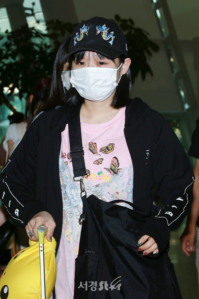 무라카와 비비안, '모자에는 용이 티셔츠에는 나비가' (공항패션)