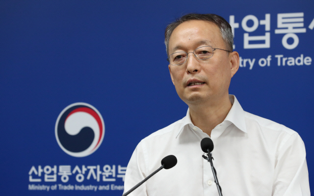 25일 정부세종청사 산업부에서 백운규 장관이 전력수급 관련 브리핑을 하고 있다./연합뉴스