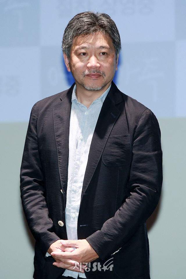 고레에다 히로카즈 감독이 영화 ‘어느 가족’ 기자간담회에 참석해 포토타임을 갖고 있다.