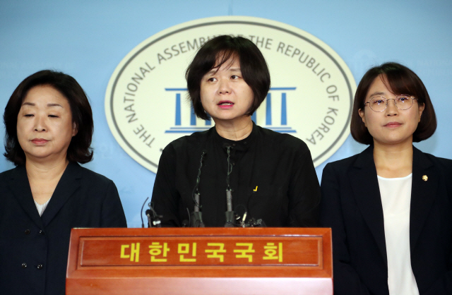 이정미(가운데) 정의당 대표가 30일 오전 국회 정론관에서 고 노회찬 원내대표의 죽음에 애도의 뜻을 보내주신 국민께 감사인사를 하고 있다./연합뉴스