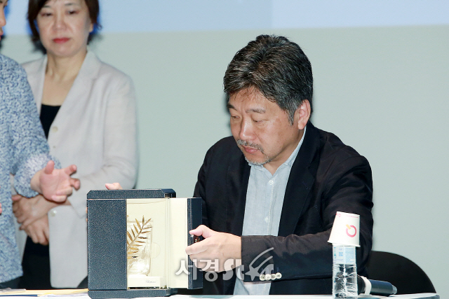 고레에다 히로카즈, '칸이 준 황금종려상을 공개해 볼까' (어느가족 기자간담회)