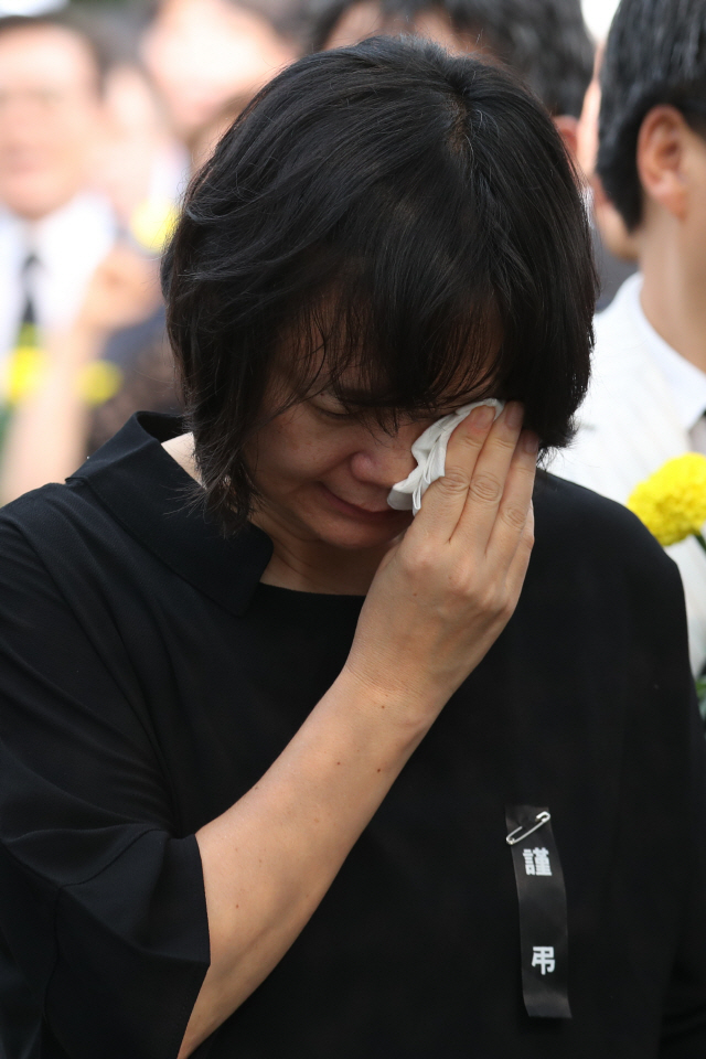 27일 오후 경기도 남양주시 모란공원에서 이정미 정의당 대표가 고(故) 노회찬 정의당 의원의 유해를 안장한 뒤 눈물을 흘리고 있다./연합뉴스