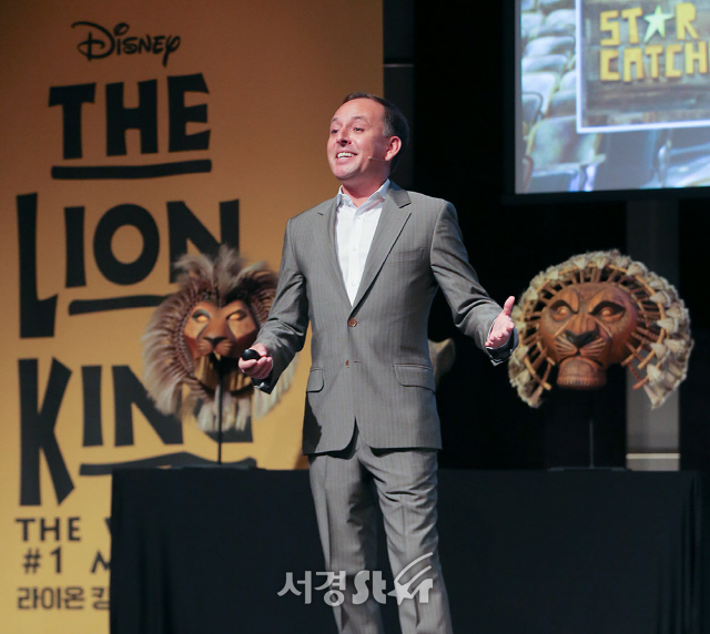 펠리페 감바 디즈니 씨어트리컬 국제 전략부 디렉터가 30일 오전 서울 중구 웨스틴 조선호텔 서울 그랜드 볼룸에서 열린 뮤지컬 ‘라이온 킹’ 인터내셔널 투어 프레스 컨퍼런스에 참석해 작품 소개를 하고 있다.