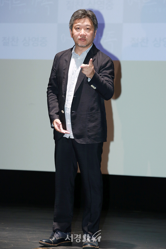 고레에다 히로카즈 감독이 영화 ‘어느 가족’ 기자간담회에 참석해 포토타임을 갖고 있다.