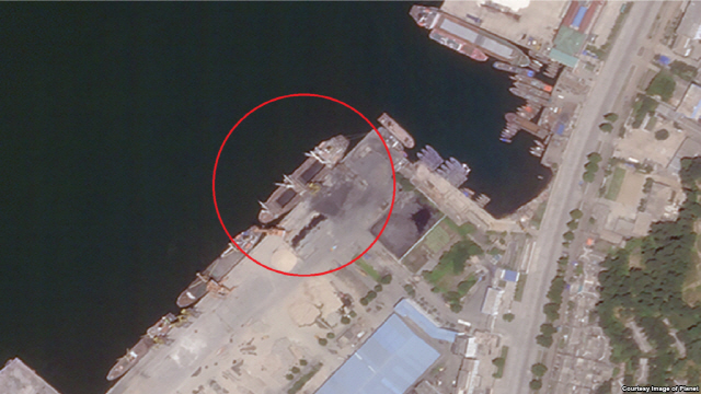 지난 16일 북한 원산항을 촬영한 위성사진. 석탄 적재를 위한 노란 크레인 옆에 약 90m 길이의 선박이 정박해있다. /VOA코리아 홈페이지·Planet Labs, Inc. 제공