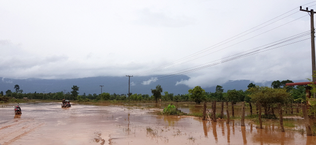 지난 27일 라오스 보조댐 사고로 수몰됐던 아타프주 6개 마을 가운데 하나인 코콩 마을이 물에 잠겨있다. /연합뉴스