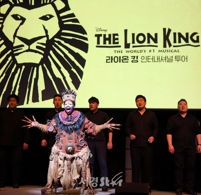 30일 오전 서울 중구 웨스틴 조선호텔 서울 그랜드 볼룸에서 열린 뮤지컬 ‘라이온 킹’ 인터내셔널 투어 프레스 컨퍼런스에서 배우들이 시연을 선보이고 있다.