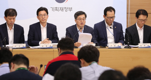 지난 26일 정부세종청사 기획재정부에서 김동연 경제부총리(가운데)가 2018년 세법개정안을 발표하고 있다. /연합뉴스