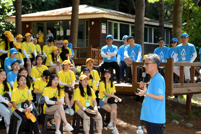 김재현 산림청장이 숲체험 여름학교 여고생 그린캠프’에서 특강을 하고 있다. 사진제공=산림청