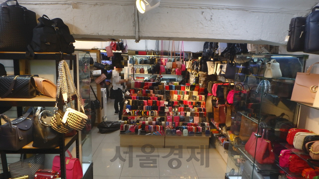 서울 명동에서 일본인 관광객을 대상으로 짝퉁 제품을 팔고 있는 한 매장의 전경. /사진제공=서울시 민사경