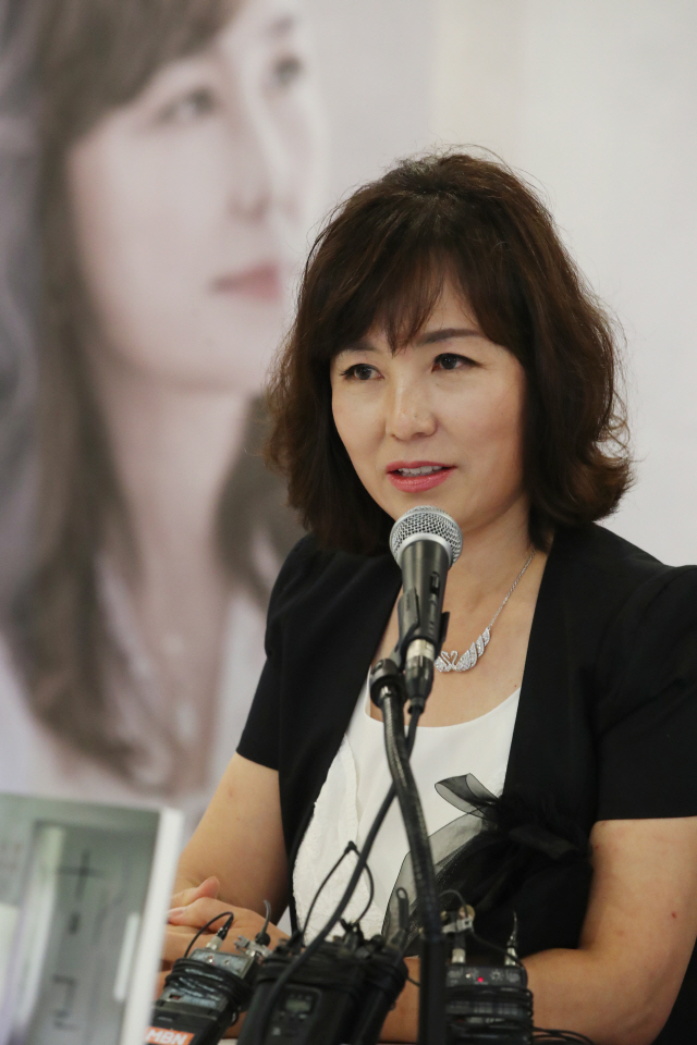 소설가 공지영이 30일 오전 서울 중구 한국프레스센터에서 열린 장편소설 ‘해리’ 출간기념 기자간담회에서 질문에 답하고 있다.