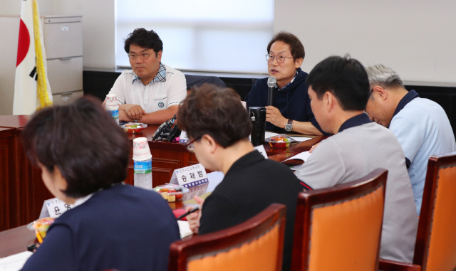 30일 ‘편안한 교복 공론화 추진단’ 발대식에서 후드티를 입은 조희연(왼쪽 두번째) 서울시교육감이 발언하고 있다. /연합뉴스