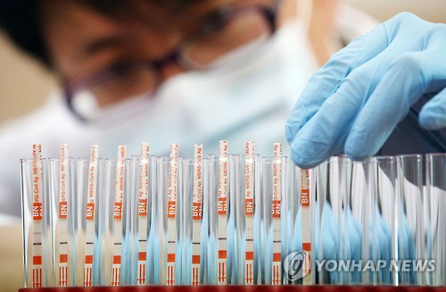 사진=연합뉴스 자료사진.   메르스 진단키트를 살펴보는 연구원.
