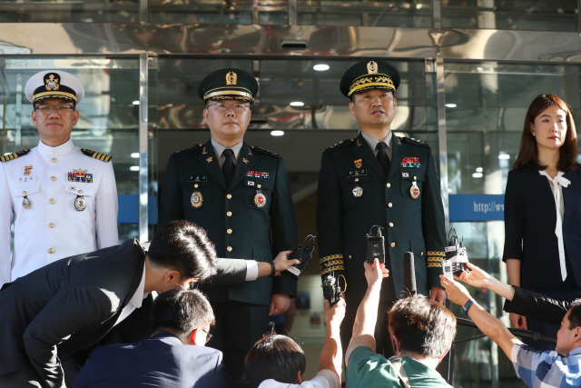 남북장성급회담 우리측 수석대표인 김도균 국방부 대북정책관(오른쪽 두번째) 등이 31일 판문점에서 열리는 제9차 회담을 위해 종로구 남북회담본부를 출발하기에 앞서 취재진 앞에 각오를 밝히고 있다. /연합뉴스