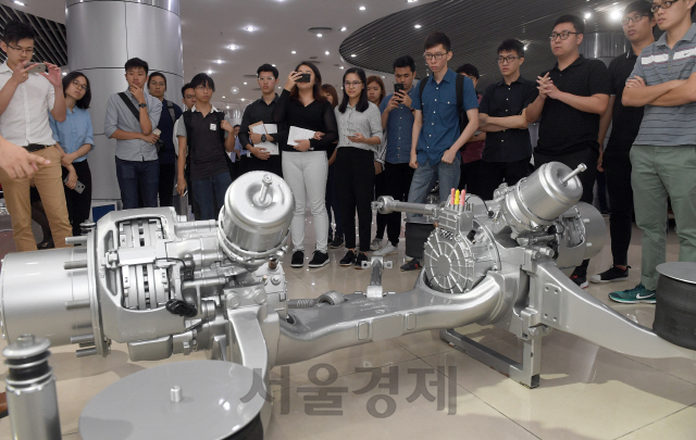 서울경제신문 창간 58돌 기획 우리에게 중국은 무엇인가 -  중국최대의 전기자동차 생산기업 BYD로 견학을온 싱가폴 대학생들이 전기자동차의 핵심 부품인 모터에 대해서 설명을 듣고 있다./선전=이호재기자.