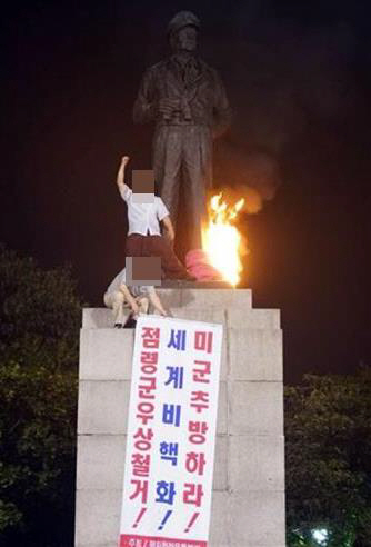 인천 자유공원에서 맥아더 장군 동상 화형식 퍼포먼스를 벌인 반미성향 단체 소속 목사들이 불법집회 혐의로 경찰에 입건됐다./출처=평화협정운동본부 제공=연합뉴스