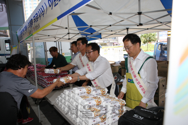 남궁영(사진 오른쪽에서 두번째) 충남도 행정부지사가 계란을 판매하고 있다. 사진제공=충남도
