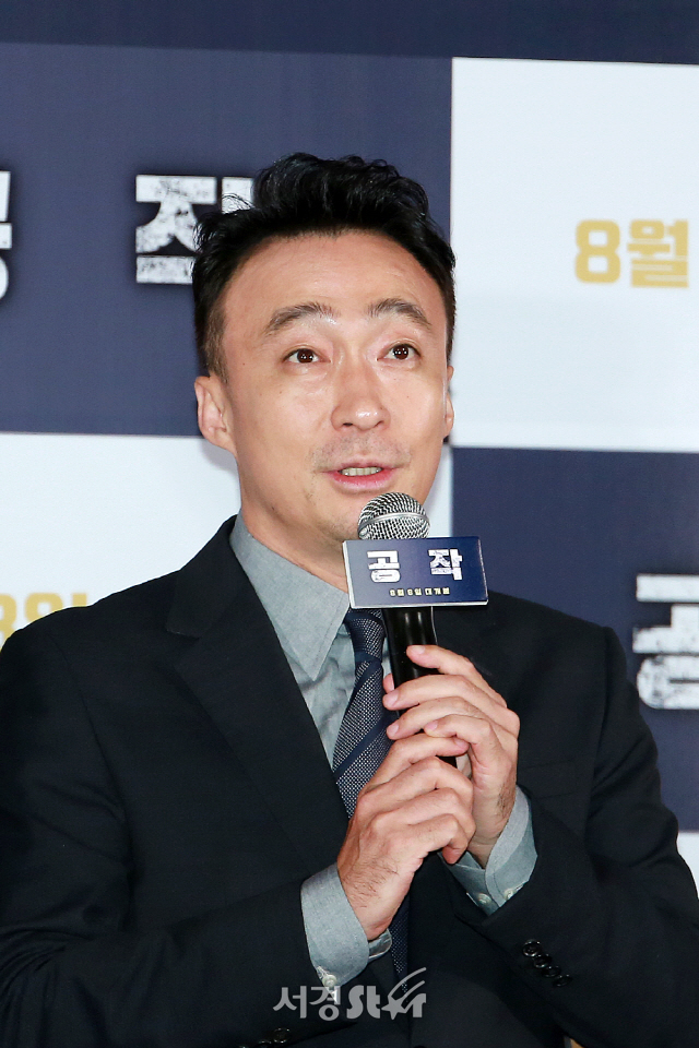 배우 이성민이 영화 ‘공작’ 언론시사회에 참석해 질의응답 시간을 갖고 있다.