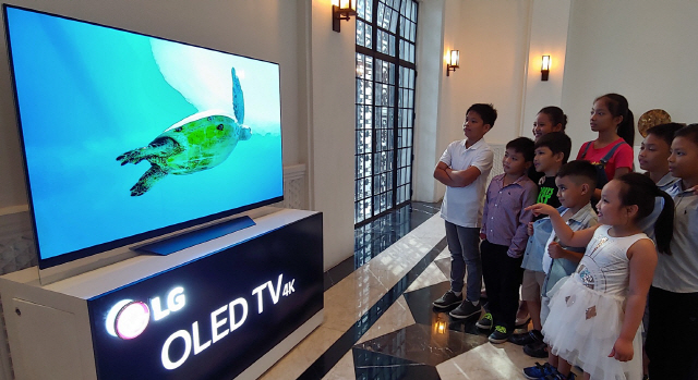 필리핀 국립박물관을 방문한 어린이들이 LG 올레드 TV로 생생한 보홀섬 바닷속 풍경을 보며 즐거워하고 있다./사진제공=LG전자