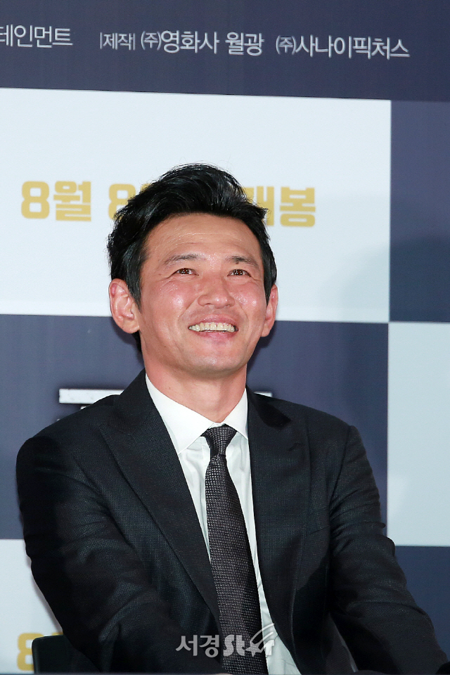 배우 황정민이 영화 ‘공작’ 언론시사회에 참석해 질의응답 시간을 갖고 있다.