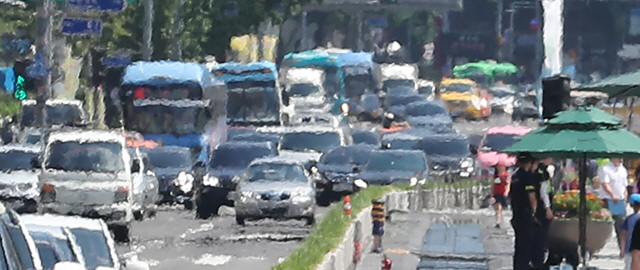 31일 오후 서울 종로구 광화문의 도로가 계속되는 폭염에 이글거리는 모습이다./연합뉴스