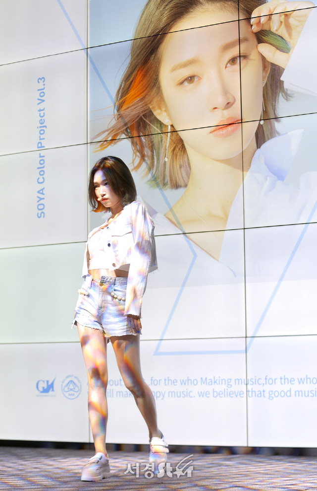 가수 소야(SOYA)가 31일 오후 서울 강남구 슈피겐코리아에서 열린 컬러 프로젝트 세 번째 신곡 ‘와이셔츠(Y-SHIRT)’ 쇼케이스에 참석해 무대를 선보이고 있다.