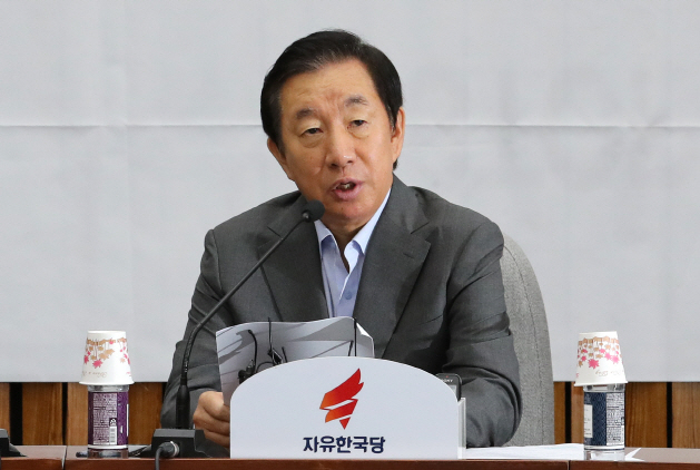 김성태 자유한국당 원내대표가 31일 오전 국회에서 열린 원내대책회의에서 발언하고 있다./연합뉴스