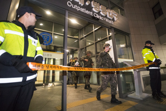 지난 3월 19일 서울 신촌 세브란스병원 응급실에 폭발물이 설치됐다는 신고가 들어와 군인과 경찰이 병원 출입구를 통제하고 있다./연합뉴스